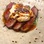 家庭料理 めしと話 - 炭焼きマグレカナール鴨　バンバンジー仕立て