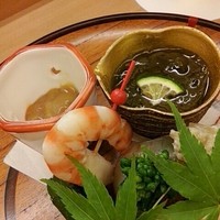 祇園 川上 - 八寸(コノワタ、もずく、芝海老、桜の葉チーズ、菜の花、大根甘酢漬け、文旦の皮煮、空豆、こごみ、鯛にぎり)