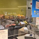 ゴクゴク - 店内ジュース作る場所にはフレッシュフルーツがかごに入れられ並んでいます