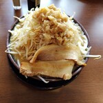三重豚骨醤油 三 - 豚骨醤油(並)・野菜マシ・ニンニク抜き・背脂ふつう。