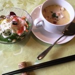 ランチのサラダとスープ