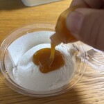 名古屋チーズ工房 HAKU - 付いていたソースをかけて