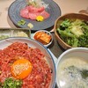 牛刺しと焼肉 仔虎 - 本日の素晴らしいお肉と緑黄色野菜たち。