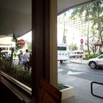 Denny's - ガラス越しに見る、ルワーズ通り（終点）