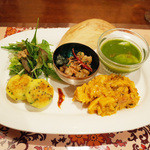 ガネーシュ - 2015年の春のコース(4500円)のルッコラとアサリのカレー、竹の子の白ゴママサラ、ひよこ豆のスンダル、ドーサ、アルティッキとトマトチャツネ、マンゴードレッシングのサラダ