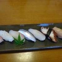 鮓 たいと - 其々に「ゆでそら豆」が付きます。
                ◆にぎり（1500円）・・見た目もキレイですね。
                お料理は見た目がキレイですと、より美味しく思えます。