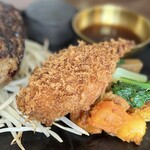 炭火ハンバーグ 肉焼き亭 - 海老が一尾入ったエビクリームコロッケ