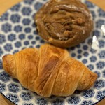 ブーランジェリー メチエ - 料理写真:クロワッサン(260円), アールグレイショコラ(250円)