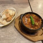 洋食&バル グローナヴェ - 鶏もも肉とキムチのアヒージョ