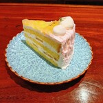 赤いトタン屋根の猫 - 桃のショートケーキ