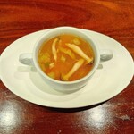 赤いトタン屋根の猫 - 野菜スープ