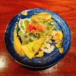 赤いトタン屋根の猫 - サラダ