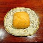 赤いトタン屋根の猫 - パン