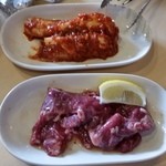 3匹の子ぶた - 塩豚ハラミとホルモン辛味ダレ。