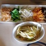 3匹の子ぶた - ナムル盛り合わせとネギサラダ。