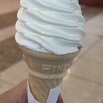 ミルクスタンド エスペリオ - 料理写真:■ソフトクリームコーン￥500：保安検査場のすぐ横という立地や興部町産の牛乳使用という点に惹かれ、思わず手が伸びる一品。生クリームのように濃厚でクリーミーな口当たりながら、乳本来の自然な甘みを活かした控えめな味付けで、後味は驚くほどさっぱりとしている。シンプルなザクザク食感のコーンが、ソフトクリームの良さを引き立てる絶妙な組み合わせだ。