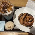 スターバックス・コーヒー - 料理写真:チョコレートバブカとダークモカチップフラペチーノ。