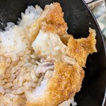ようしょく 源の屋 - 豚ロース肉は脂身もあってジューシーです