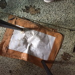 見事に床のホールに座っていた椅子の脚がハマりました。。。