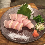 Sumiyaki Nomidokoro Umatora - 地鶏のお刺身。
