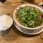 らーめん2国 - 料理写真:2国らーめんと小ライスが配膳
