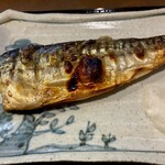 かちや - サバの半身は15センチ程
おろし大根添え
