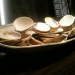 焼はまぐりダイニング 桑名 すすきの店 - たらふく食べ終わった後のハマグリの殻達