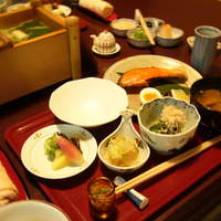 俵屋旅館 - 朝御飯（焼鮭）