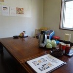 マルミ・サンライズ食堂 - フローリングの小上がりが2箇所合計6卓