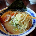 一世風靡 - 2015年4月25日(土)　こってりらーめん(750円)＋煮たまご(50円)　麺リフト