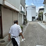 ひぜんえびすや - 店主、戻って来ました｡