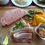 鹿児島 まん天 - 料理写真:いぶすき和牛と鹿児島産黒豚焼肉盛り