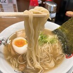 マルタマ55 - 濃いめの塩味で、スープが麺によく絡みます