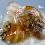 手作りパンの店 あんぱん - 料理写真:買って来たカレーパン、クリームドーナッツ、チョココルネ金額は全て＠150