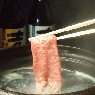 口の中でお肉がとろける、黒毛和牛ロースのしゃぶしゃぶ