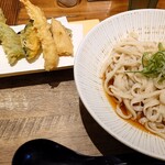 うどん茶房 KAKAYA - 季節の天ぷらうどん（京都産万願寺とうがらし）※ぶっかけうどん（大盛）¥1,350