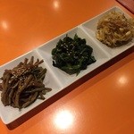 黒毛和牛 焼肉・ホルモン 独眼牛 - ナムル盛り