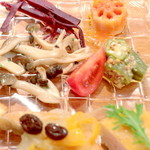 カロローゾ - マルサラ酒風味のキノコソテー、オクラの粒マスタード和え '15 3月上旬