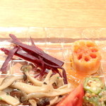 カロローゾ - ゴボウの赤ワイン煮、レンコンのピリ辛トマトソース和え '15 3月上旬