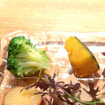 ガーリックオイルで和えたブロッコリー、バニラビーンズ風味の蒸しカボチャ '15 3月上旬