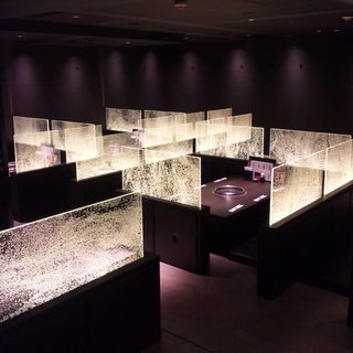 シャンパンパネルで仕切ったボックス席タイプ