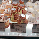 レ・グーテ - 見ているだけでワクワク！華やかなショーケース1