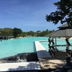 Plantation Bay Resort and Spa - 浜辺か湖の入江のように見えますが、これがプールです、広大なプールを囲むようにホテル棟が建てられています