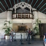 Plantation Bay Resort and Spa - チェックインカウンターも何やら洒落たデザインになっている、この日は日帰りで水遊びを楽しみに来たのです