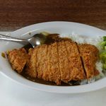 とんかつ美よし - カツカレー（カツ後載せ）　700円。カツのサクサク感も味わいたい時に、ご主人にお願いすれば、快くやっていただけます。(薬味は通常は福神漬です。）