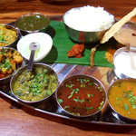 ニルワナム - ベジミールス(2500円)　カレー2種はほうれん草のカレーとジャガイモのカレー