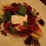 ラ トリップ - 白アスパラ・ポーチドエッグ生ハム添え