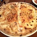 ピソリーノ 青森店 - ピッツァ:つくねと旨煮ゴボウのクリーム(冬限定)とラザーニャ風のハーフ＆ハーフ♪