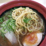 無添くら寿司 - 7種の魚介旨辛とんこつ醤油らーめん　<税込>388円　※麺はこんな感じ(2015.04.28)