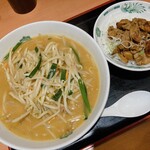 日高屋 - 料理写真:味噌ラーメン+焼鳥丼(930円)